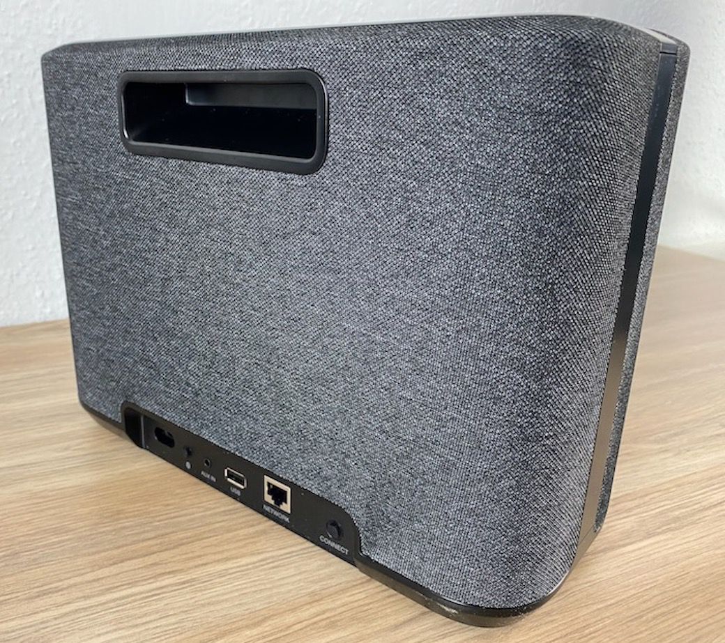 Seitliche Rückseite des Home 250 von Denon