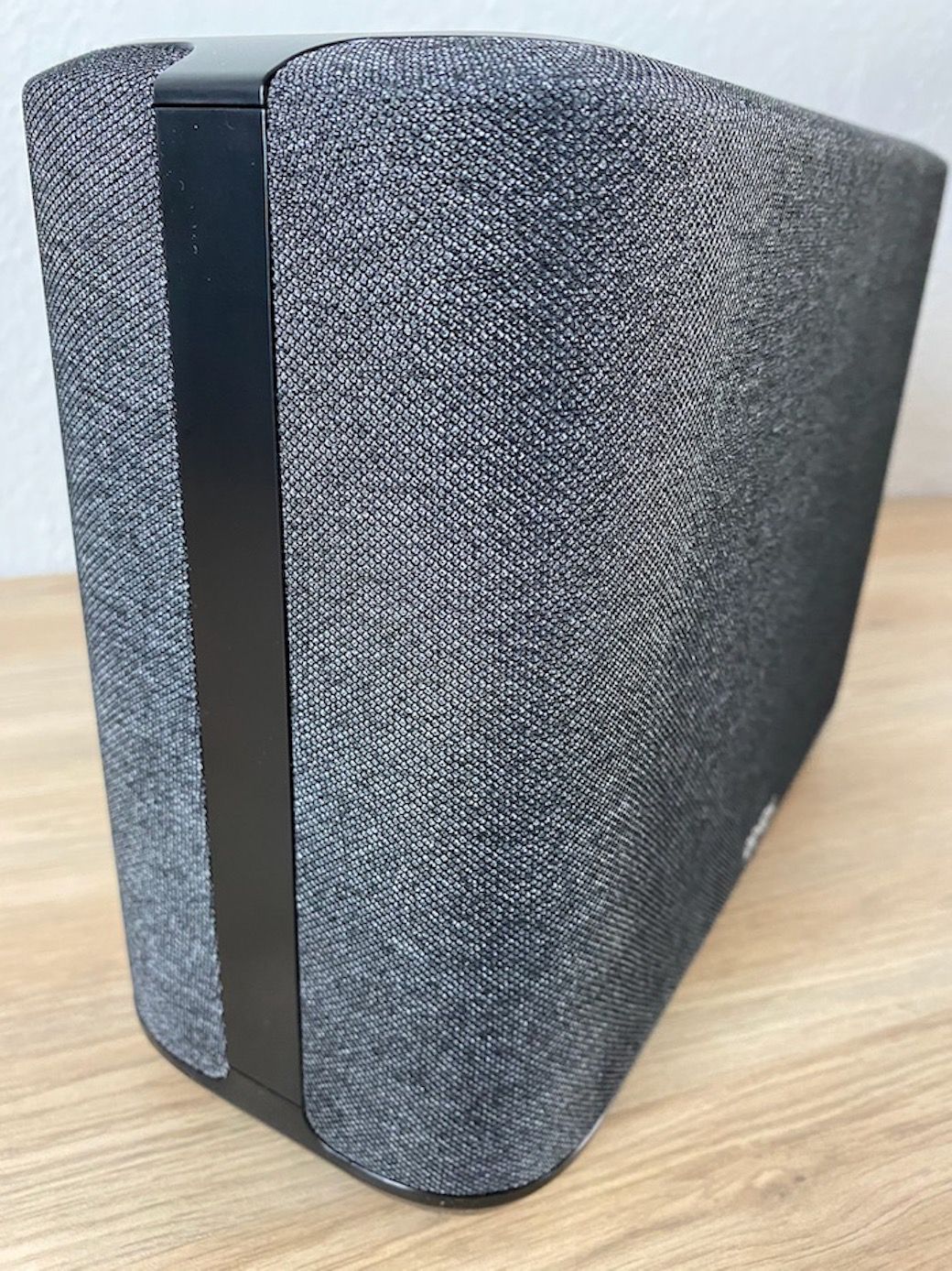 Seitliche Ansicht des Wireless Lautsprechers Denon Home 250
