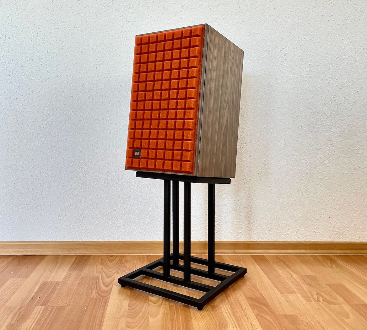 JBL L82 Classic - Einzelansicht mit Stand
