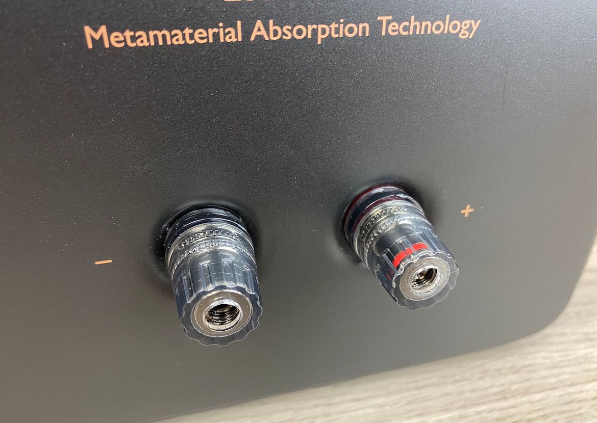 Hochwertige Lautsprecher-Anschlüsse an der Rückseite der KEF LS50 Meta