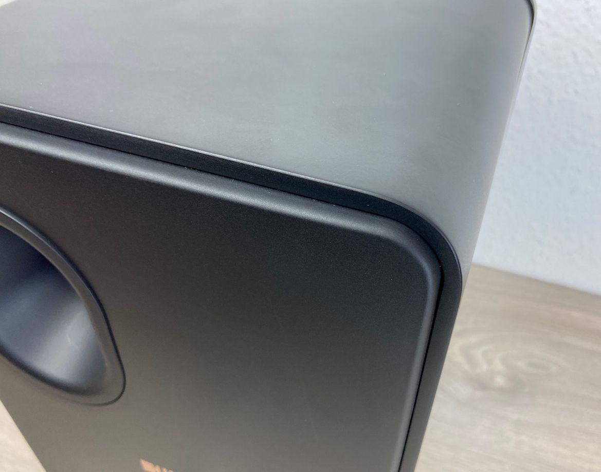 Detailaufnahme der Rückansicht der KEF LS50 Meta Regalbox