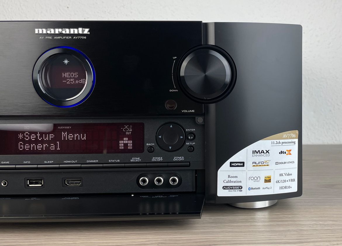 Marantz AV7706 - Front rechte Seite