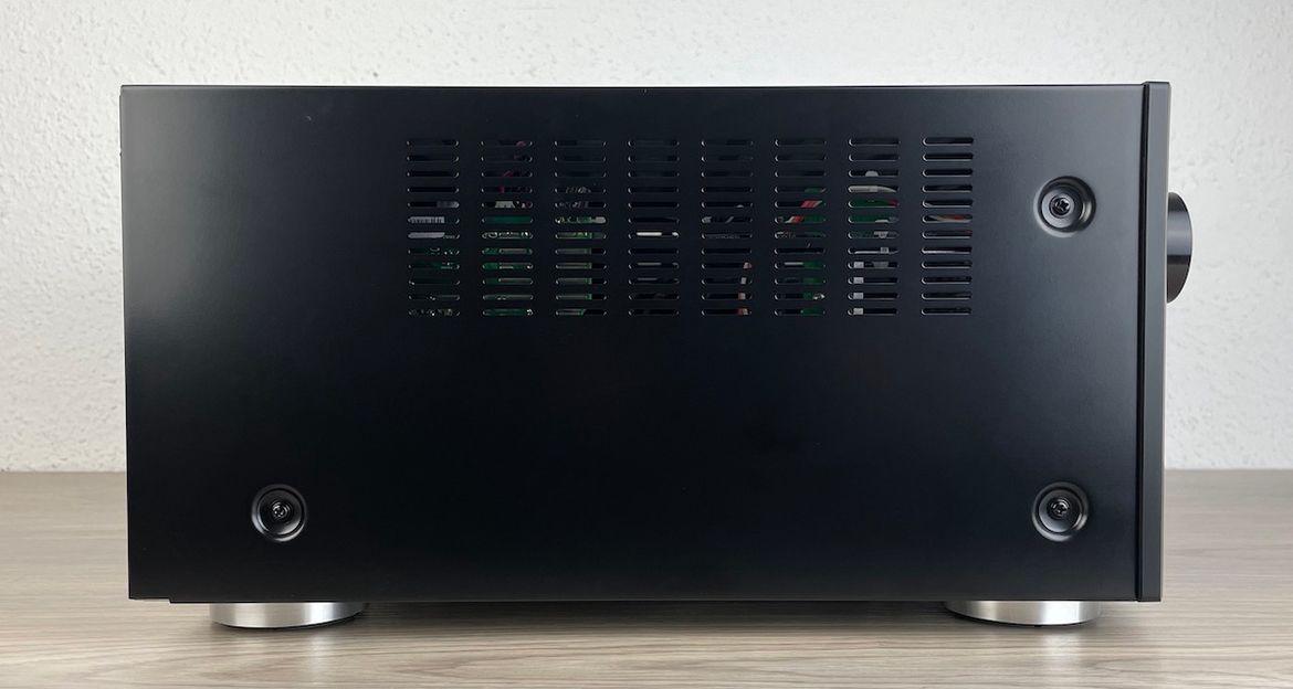 Marantz AV7706 - seitliche Ansicht