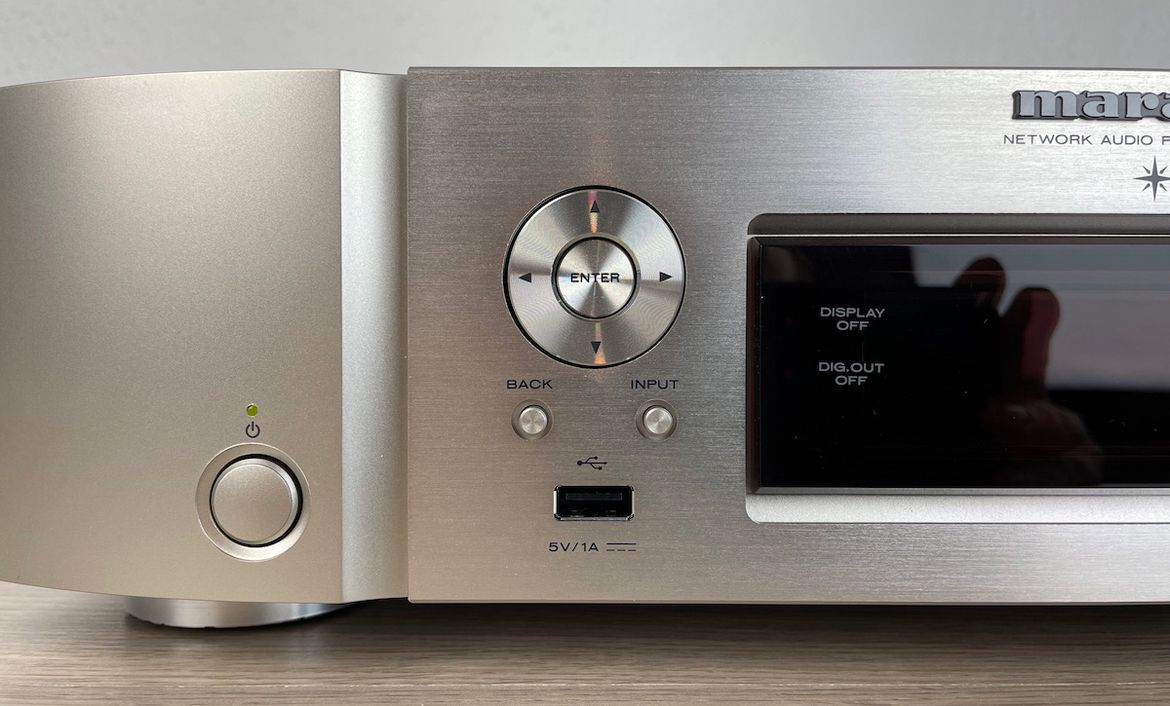 Marantz NA6006 - Bedienelemente und USB-Slot an der Frontseite