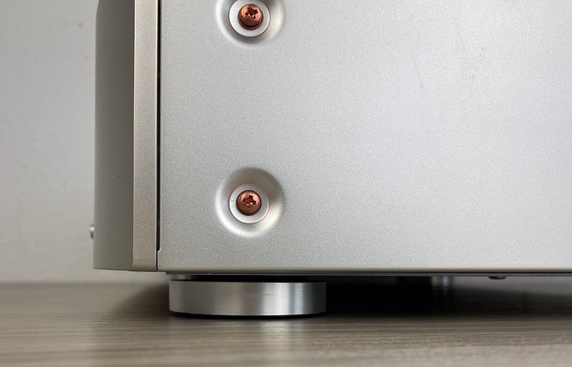 Marantz NA6006 Standfüsse - großzügig und stabil