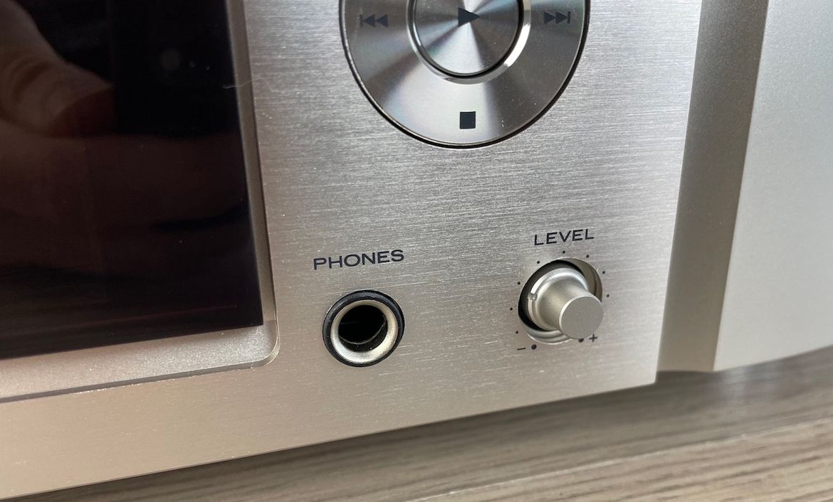 Marantz NA6006 - Kopfhöreranschluss / Pegeleinstellung an der Frontseite