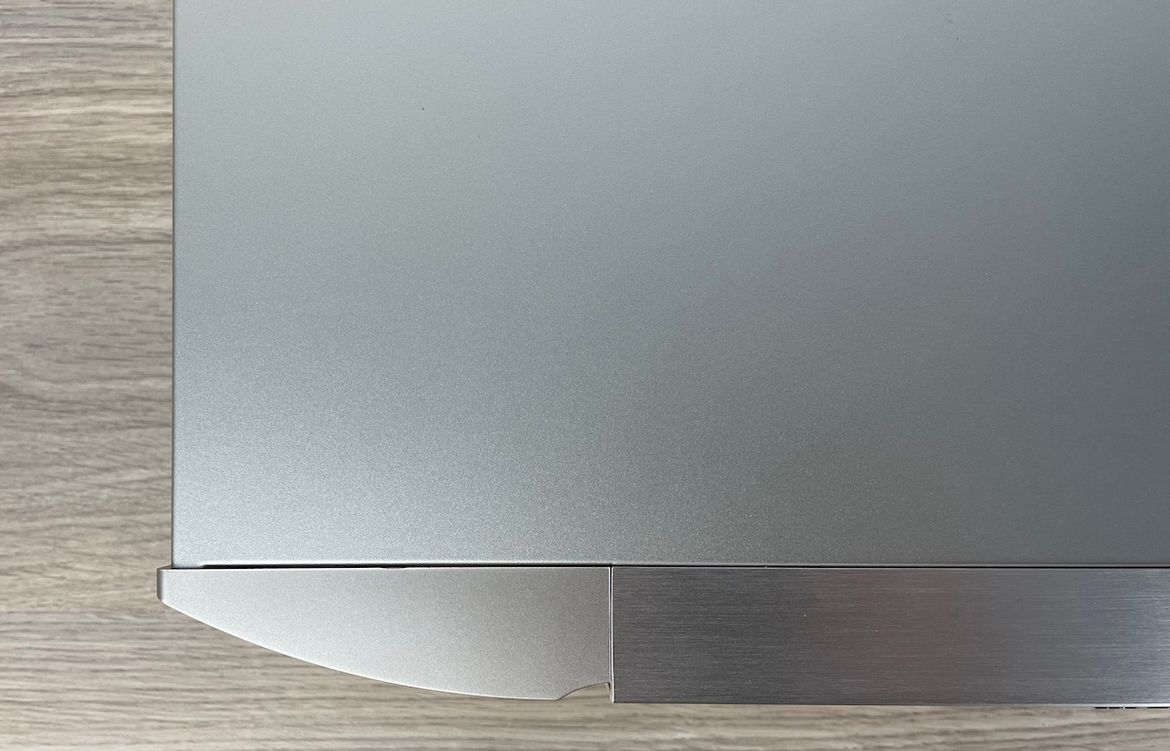 Das Spaltmaß des Marantz NA6006 ist sehr gleichmäßig verarbeitet