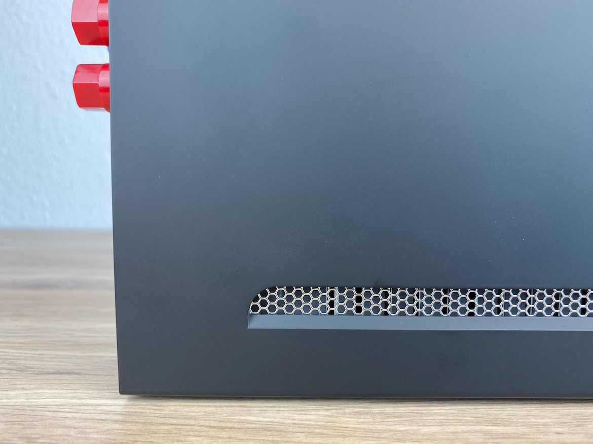 NAD D 3045 - Kühlgitter aus Metall
