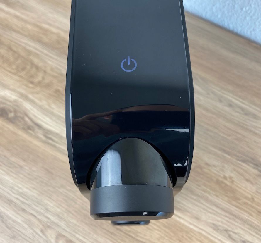 Lautstärke-Drehregler und Power-Button