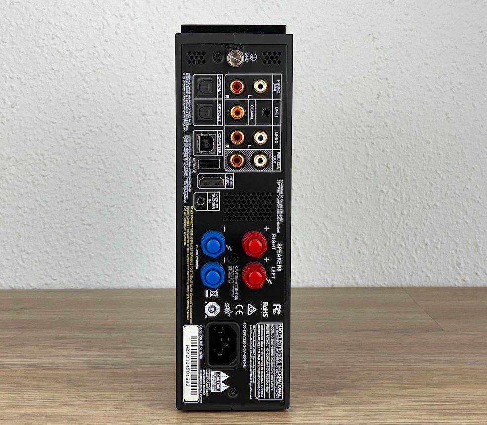 NAD D 3045 - vertikale Rückansicht