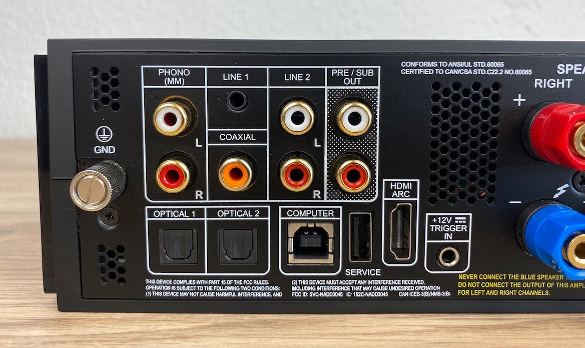 NAD D3045 - digitale und analoge Anschlüsse Rückseite