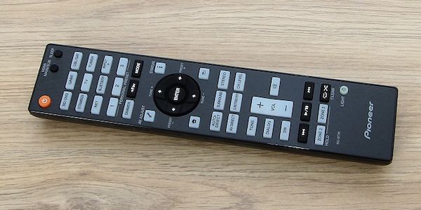Abbildung der Fernbedienung des Pioneer SC-LX704