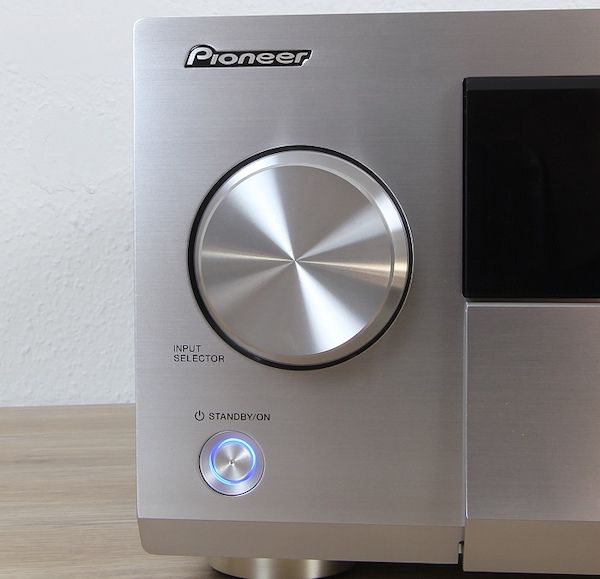 Power-Button und Quellenwahl des Pioneer AV-Receiver SC-LX704
