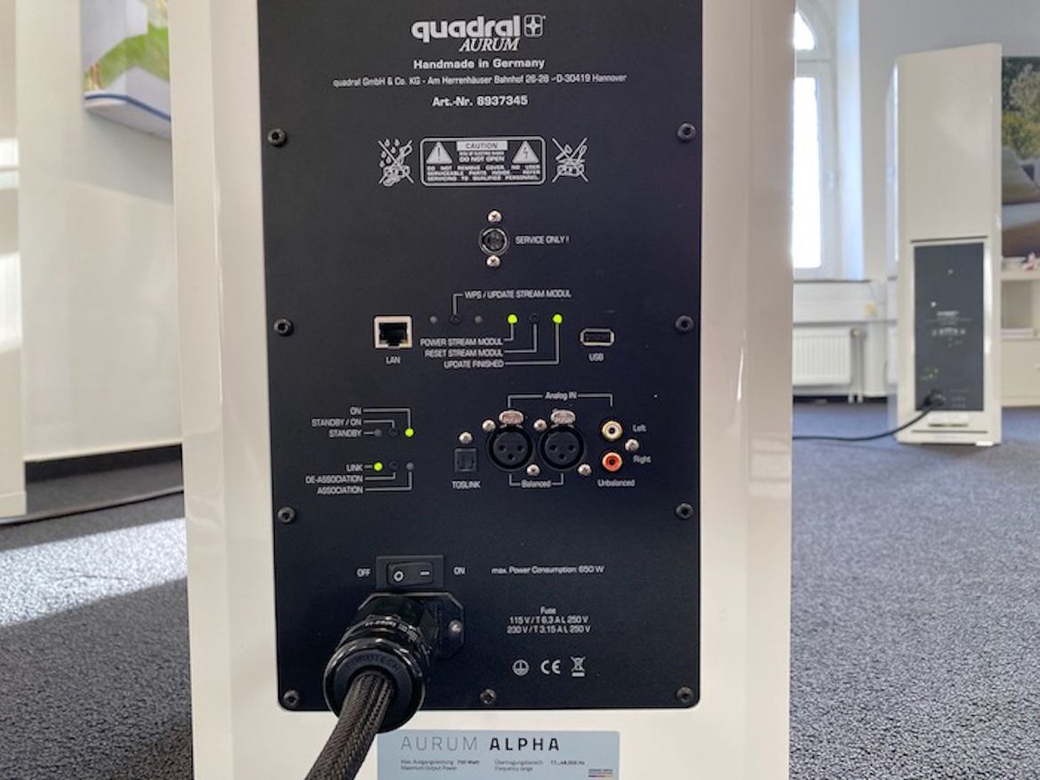 Rückseite der Quadral Aurum Alpha mit Anschlüssen