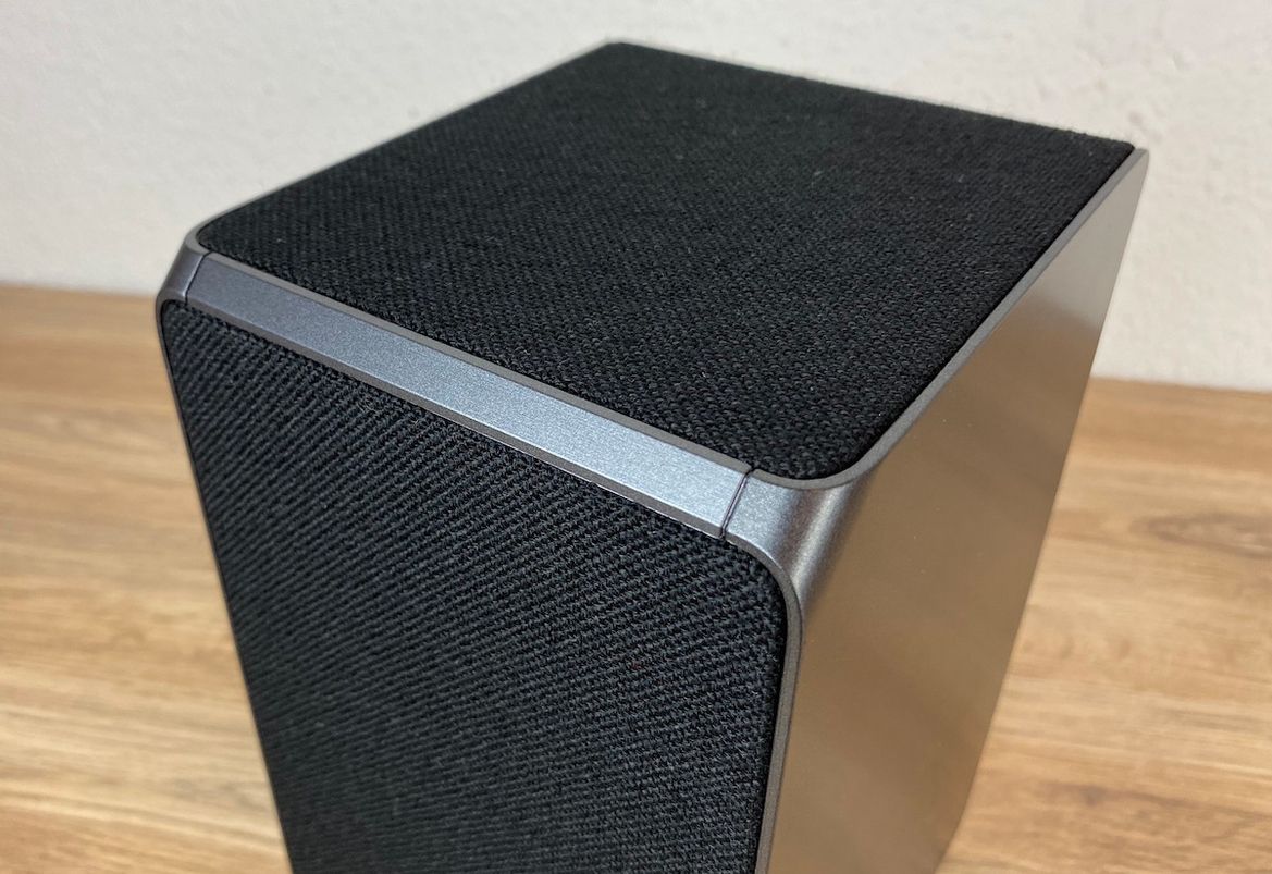 Rear Lautsprecher des Sets sind ebenfalls mit Kvadrat bezogen.