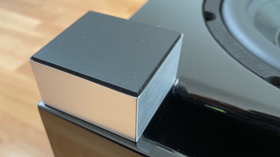 Quadral Qube S8 - Gummierte Standfußoberfläche
