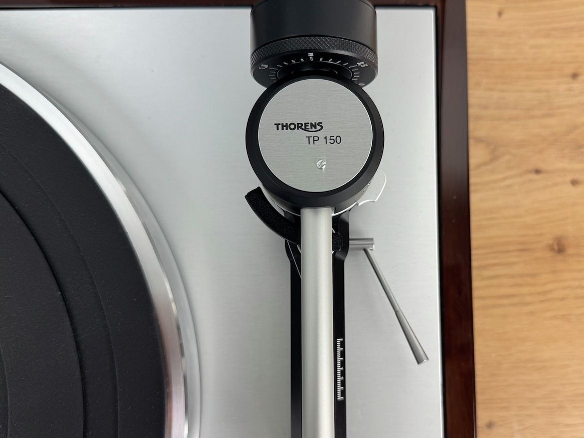 Blick auf Tonarm, Tonarmlager und Gegengewicht