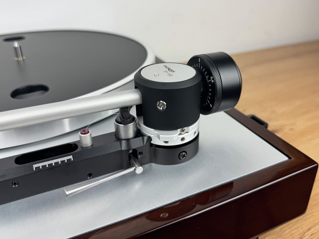 Blick von der Seite des Thorens TD 403 DD