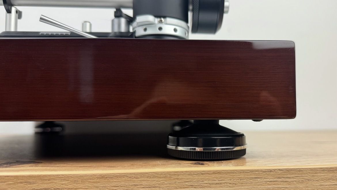 Hochwertige Standfüße des Thorens TD 403 DD