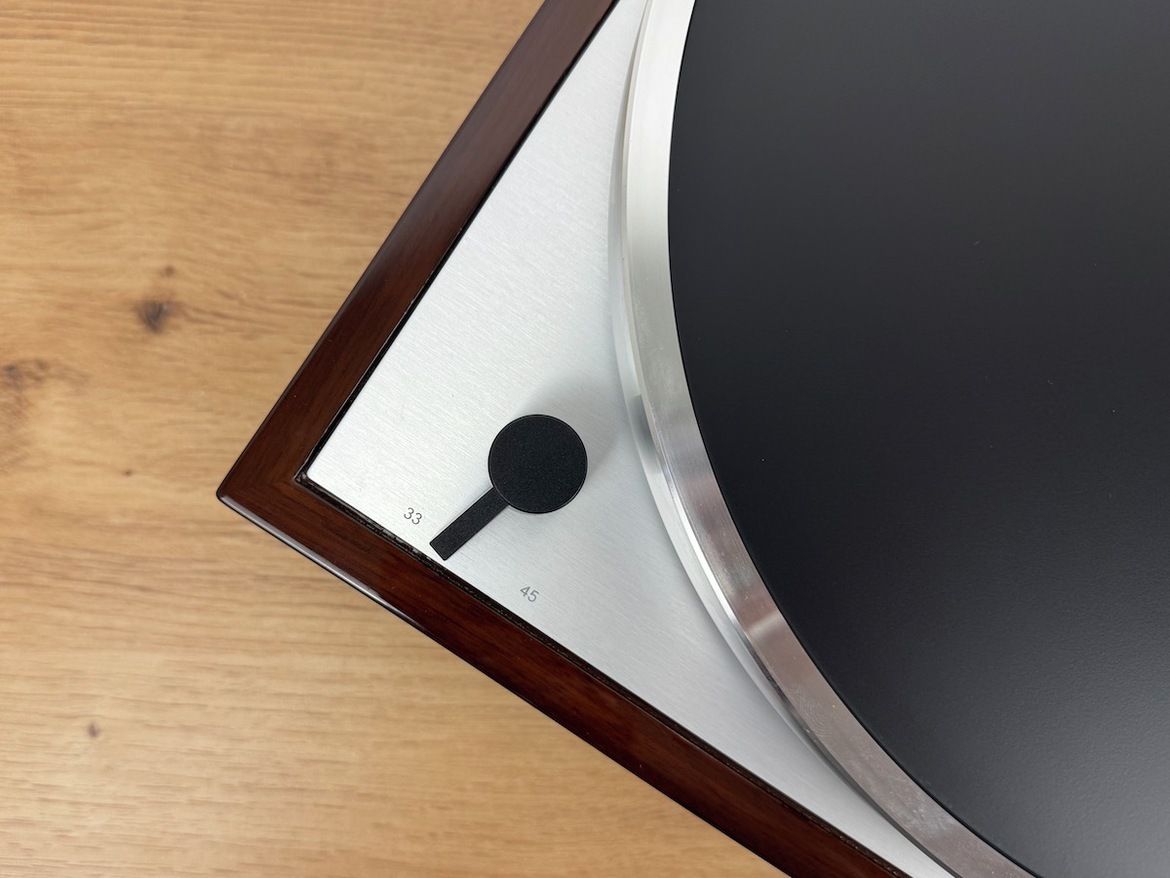 Thorens TD 403 DD von schräg oben vorne fotografiert