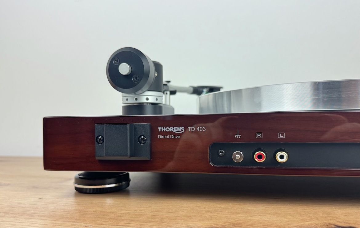 Anschlüsse des Thorens TD 403 DD im Detail sowie die Aufnahme für die Haube