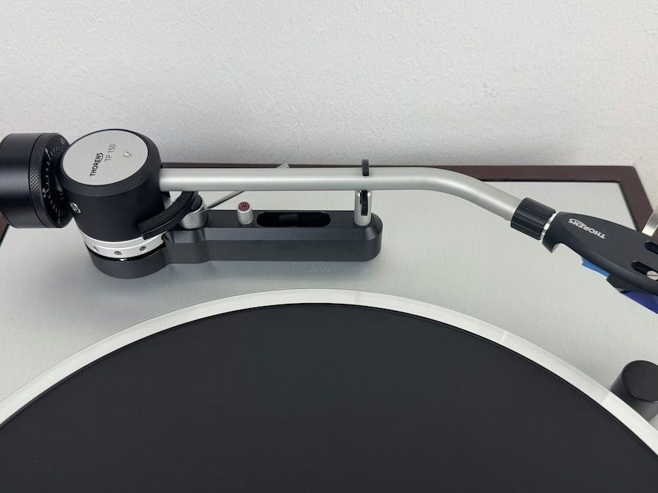 Tonarm des Thorens TD 403 DD von der Seite