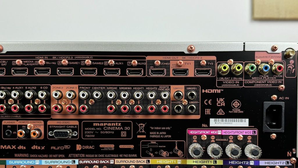 Der Marantz Cinema 30 ist mit zahlreichen Anschlüssen bestückt