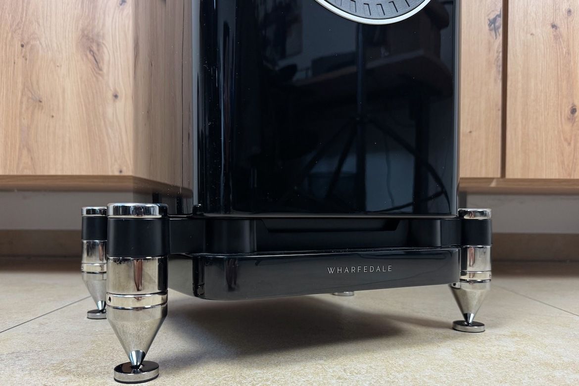 Unterer Bereich mit Wharfedale-Schriftzug der Wharfedale Elysian 3