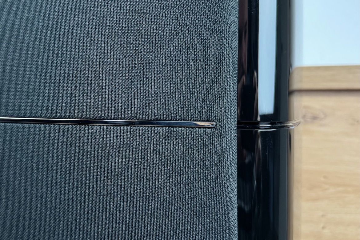 Das magnetisch haftende Stoffabdeckung der Wharfedale Elysian 3passt exakt