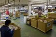 Blick in eine Produktionshalle bei ELAC in Kiel