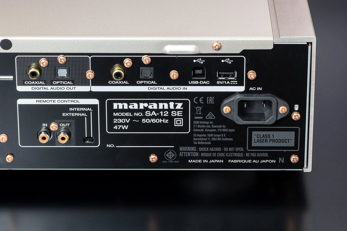 Rückseite des SA-12 mit Digitalanschlüssen