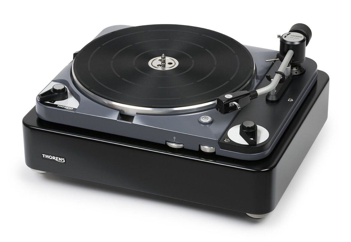 Frontansicht des Plattenspielers Thorens TD 124 DD