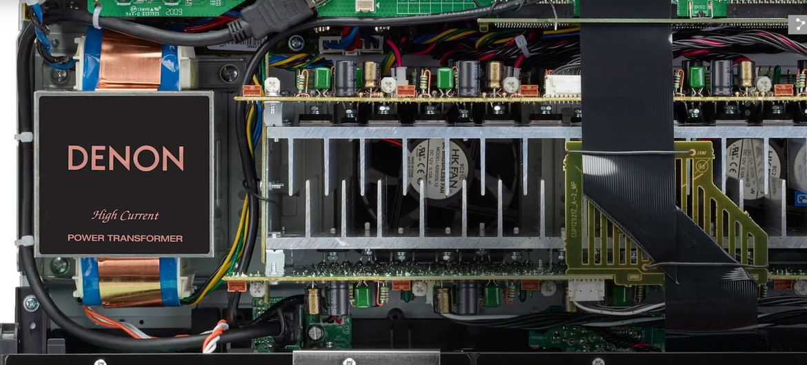 Ein Blick ins Innere des DENON AVC-X4700H offenbart hochwertige Bauteile und sorgfältige Verarbeitung