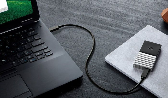 Abbildung der My Passport SSD an einem Laptop angeschlossen
