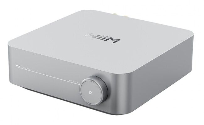 WiiM Amp in Silber von schräg vorne