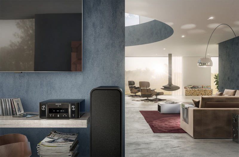 Der Marantz M-CR412 fügt sich elegant in ein modernes Wohnambiente ein.