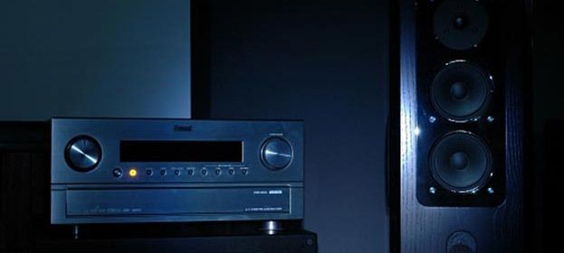 AV-Receiver mit Standlautsprecher