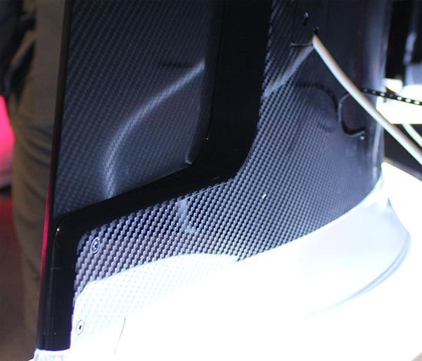 Die Rückseite des LG 55 EA 9809 besteht aus Sichtcarbon