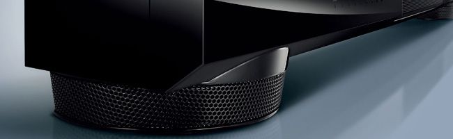 In den Standfüssen sind zwei Subwoofer verbaut