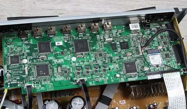Pioneer VSX-933 - leistungsfähige Chips und präzise Wandler